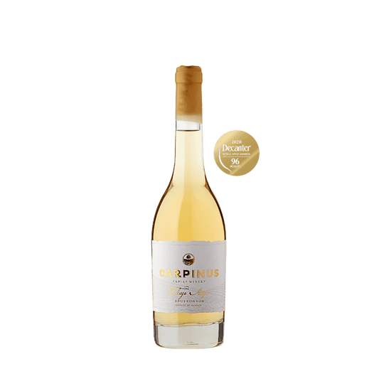 Eine Flasche hellgelbe Carpinus Tokaji Aszú 6 puttonyos mit Wachsverschluss und weissen Etikett mit goldenem Text.