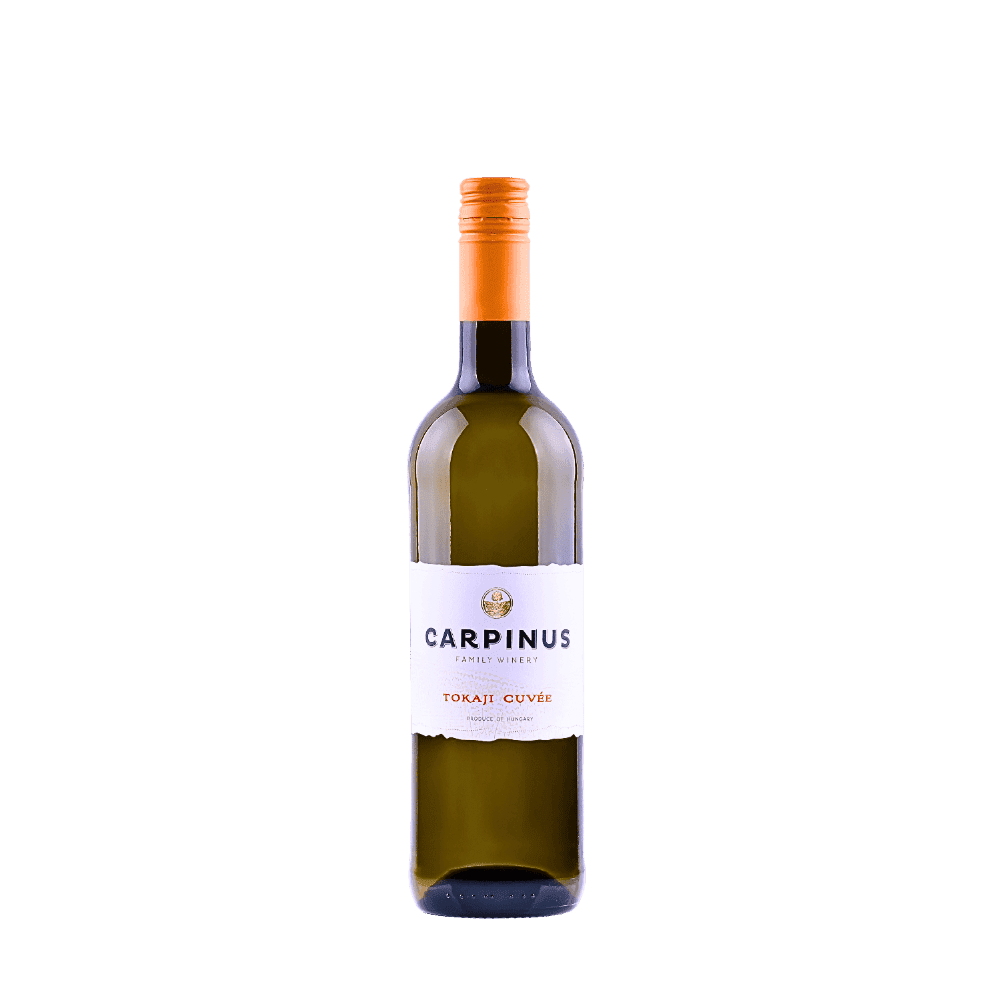 Eine Flasche Carpinus Tokaji Cuvée-Wein. Er hat ein weisses Etikett und einen orangefarbenen Drehverschluss.