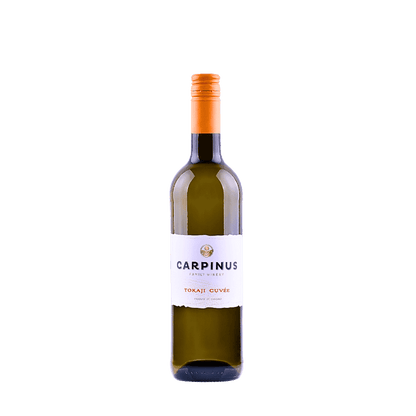 Eine Flasche Carpinus Tokaji Cuvée-Wein. Er hat ein weisses Etikett und einen orangefarbenen Drehverschluss.