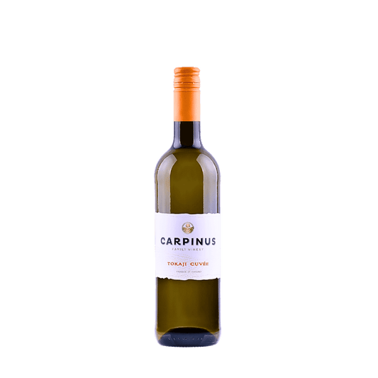 Eine Flasche Carpinus Tokaji Cuvée-Wein. Er hat ein weisses Etikett und einen orangefarbenen Drehverschluss.