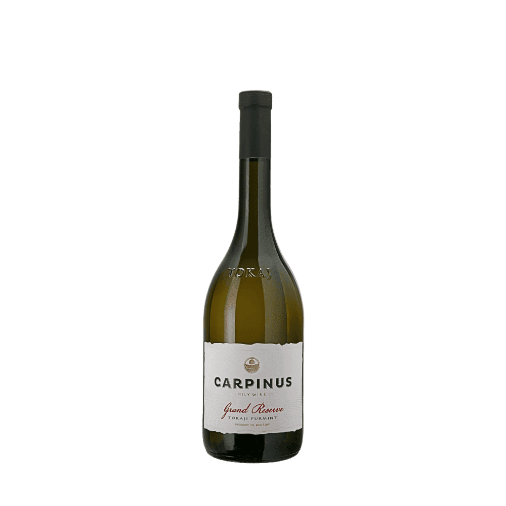 Eine Flasche Carpinus Tokaji-Wein, geschmückt mit einem makellosen weissen Etikett mit der Aufschrift „Furmint Grand Reserve“