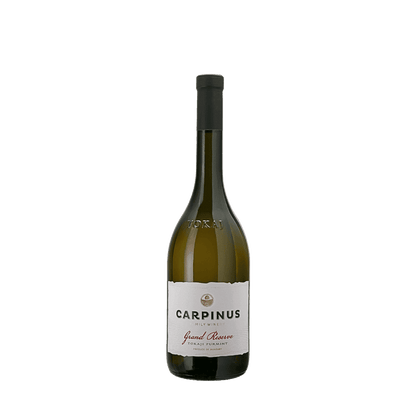 Eine Flasche Carpinus Tokaji-Wein, geschmückt mit einem makellosen weissen Etikett mit der Aufschrift „Furmint Grand Reserve“