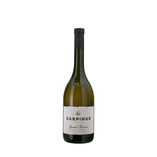 Eine Flasche Carpinus Tokaji-Wein, geschmückt mit einem makellosen weissen Etikett mit der Aufschrift „Furmint Grand Reserve“