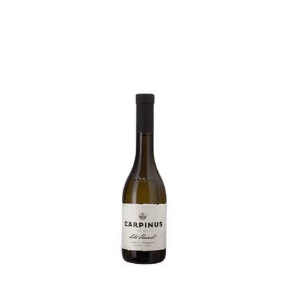 Eine Flasche Carpinus Tokaji Furmint Late Harvest mit schwarzem Verschluss und elegantem cremefarbenem Etikett