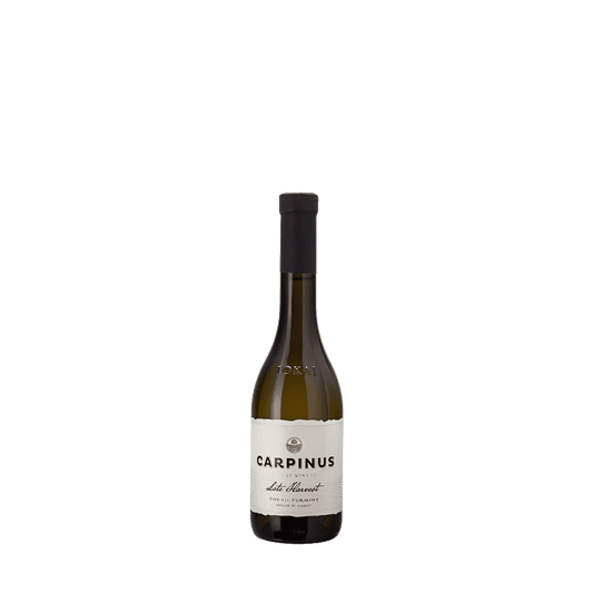 Eine Flasche Carpinus Tokaji Furmint Late Harvest mit schwarzem Verschluss und elegantem cremefarbenem Etikett