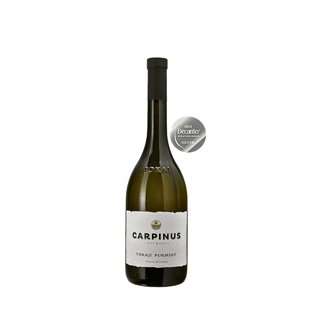 Eine Flasche Carpinus Tokaji Furmint Wein in einem dunkelgrünen Glas mit einem schwarzen Deckel. Das Etikett ist Weiss.