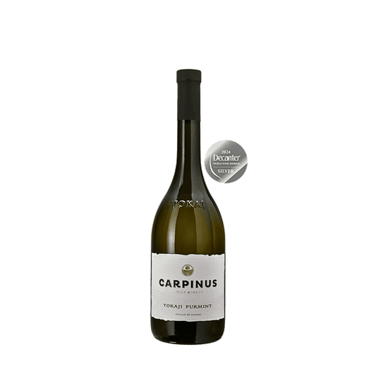 Eine Flasche Carpinus Tokaji Furmint Wein in einem dunkelgrünen Glas mit einem schwarzen Deckel. Das Etikett ist Weiss.