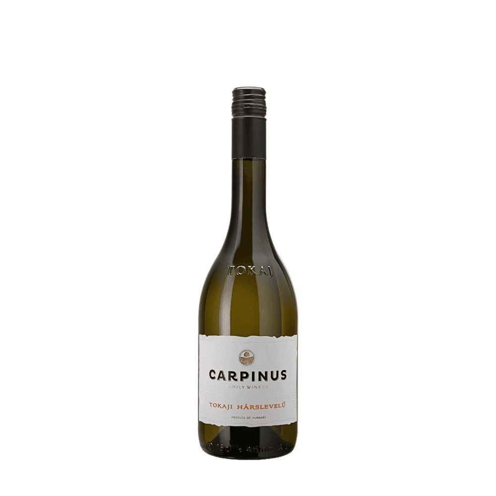 Flasche Carpinus Tokaji Hárslevelű-Wein mit weissem Etikett und Schraubverschluss auf schlichtem Hintergrund.