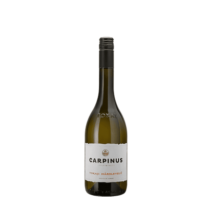 Flasche Carpinus Tokaji Hárslevelű-Wein mit weissem Etikett und Schraubverschluss auf schlichtem Hintergrund.