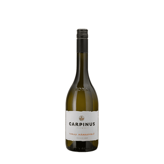 Flasche Carpinus Tokaji Hárslevelű-Wein mit weissem Etikett und Schraubverschluss auf schlichtem Hintergrund.