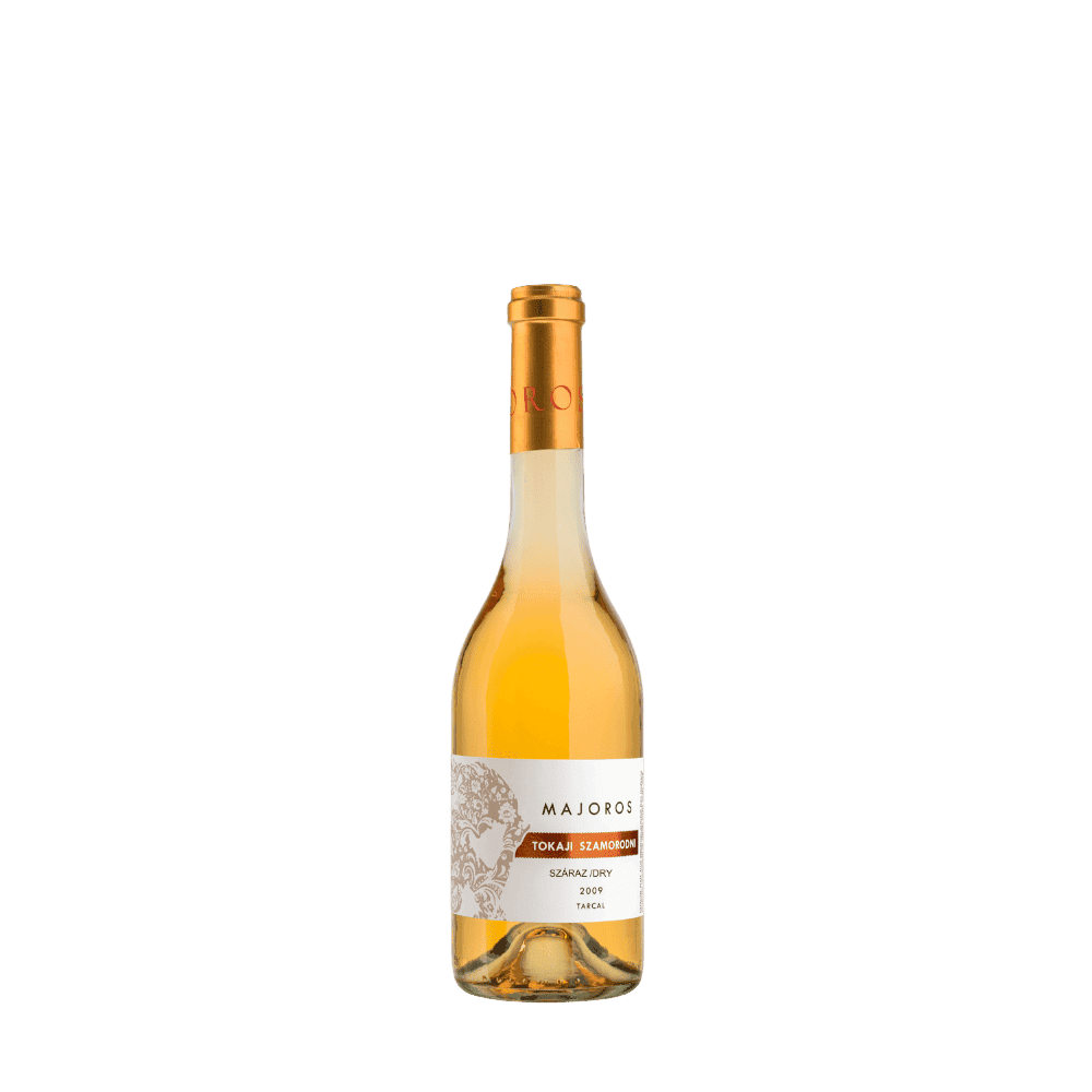 Eine Flasche Majoros Tokaji Szamorodni Száraz (trocken) mit goldenem Verschluss. Das Etikett trägt den Namen des Weins.