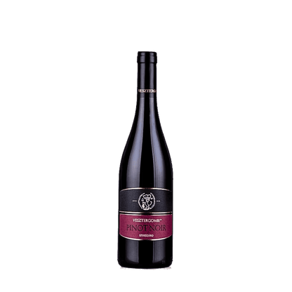 Flasche Vesztergombi Pinot Noir Rotwein mit schwarzem und dunkelrotem Etikett