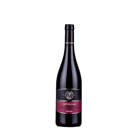 Flasche Vesztergombi Pinot Noir Rotwein mit schwarzem und dunkelrotem Etikett
