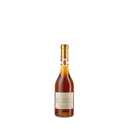 Eine Flasche Tokaji Esszencia Jahrgang 1993 mit goldenem Verschluss. Die Flasche enthält eine bernsteinfarbene Flüssigkeit.