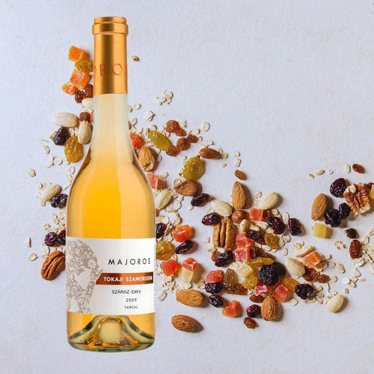 Flasche Majoros Tokaji Szamorodni trockener Weisswein mit verstreuten getrockneten Früchten und Nüssen