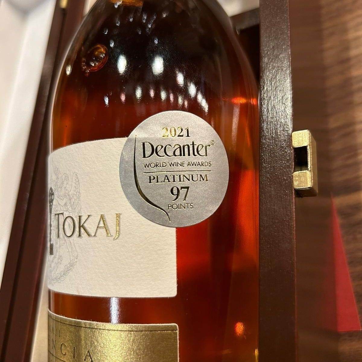 Flasche Grand Tokaj Essenz 2013 mit Decanter World Wine Awards Platin-Auszeichnung 2021 und 97 Punkten