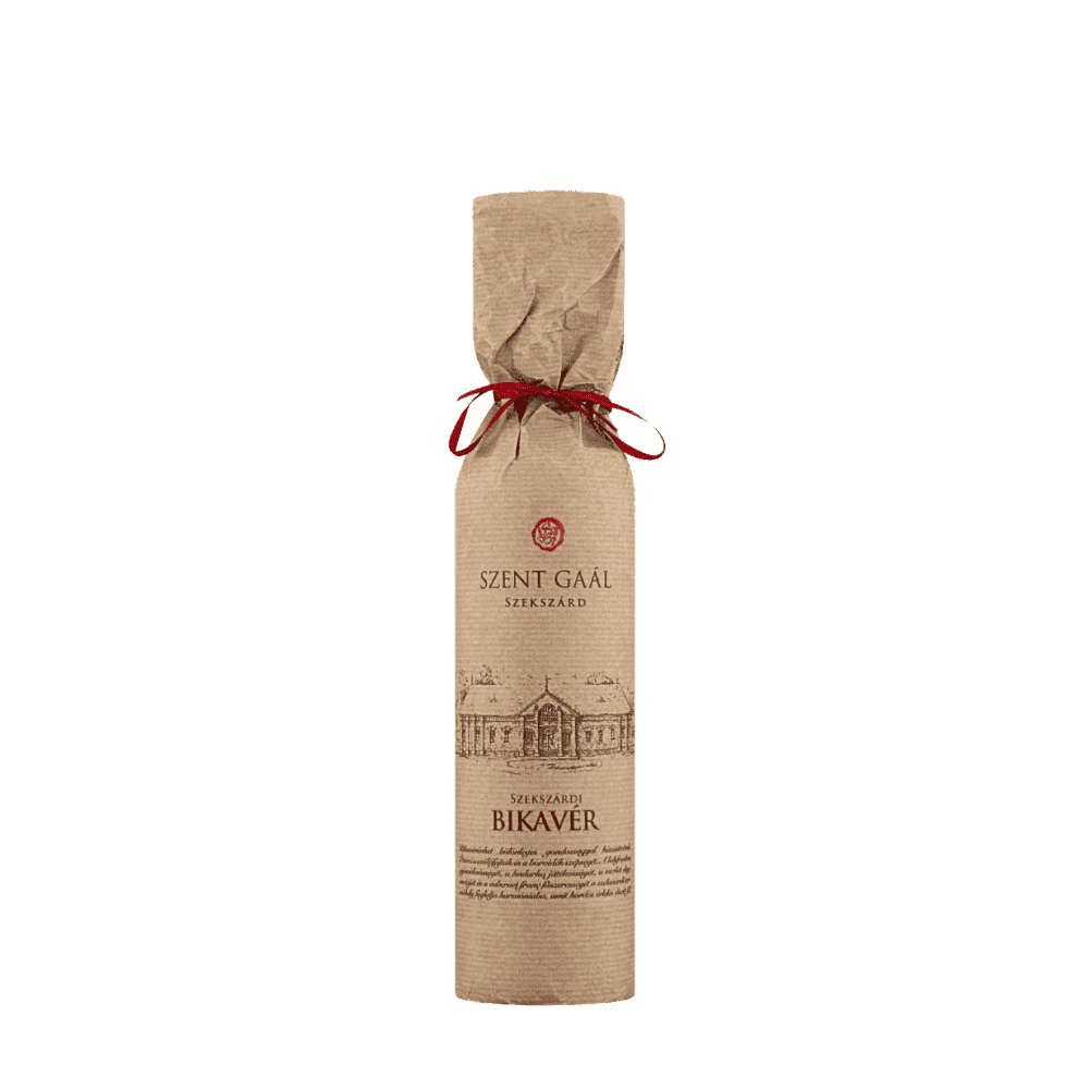 Flasche Szent Gaál Szekszárd Bikavér Wein in braunem Papier mit rotem Band verpackt