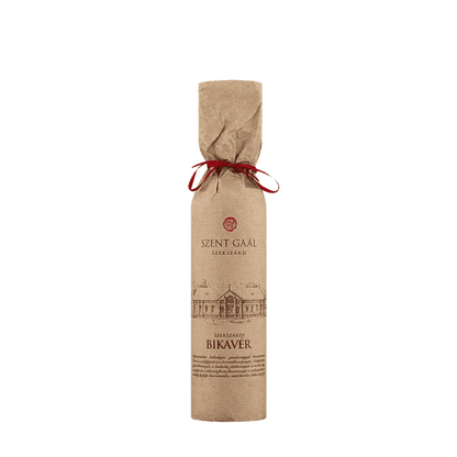 Flasche Szent Gaál Szekszárd Bikavér Wein in braunem Papier mit rotem Band verpackt