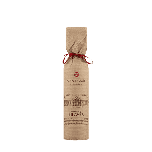Flasche Szent Gaál Szekszárd Bikavér Wein in braunem Papier mit rotem Band verpackt