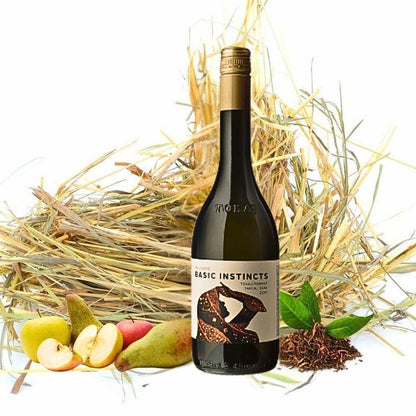 Flasche Majoros Basic Instincts Wein vor Heuhaufen, umgeben von Äpfeln, Birnen und Teeblättern