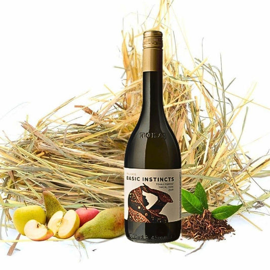 Flasche Majoros Basic Instincts Wein vor Heuhaufen, umgeben von Äpfeln, Birnen und Teeblättern