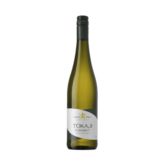 Eine hohe grüne Weinflasche mit einem dunkelgrünen Verschluss. Auf dem Etikett steht „Grand Tokaj Tokaji Furmint“.