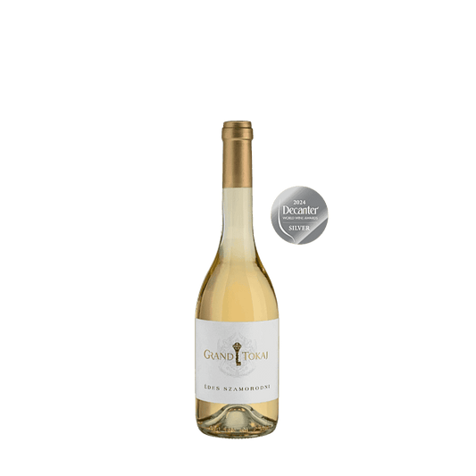 Flasche Grand Tokaj Édes Szamorodni Weißwein mit goldenem Verschluss und silberner Decanter World Wine Awards 2024 Silbermedaille