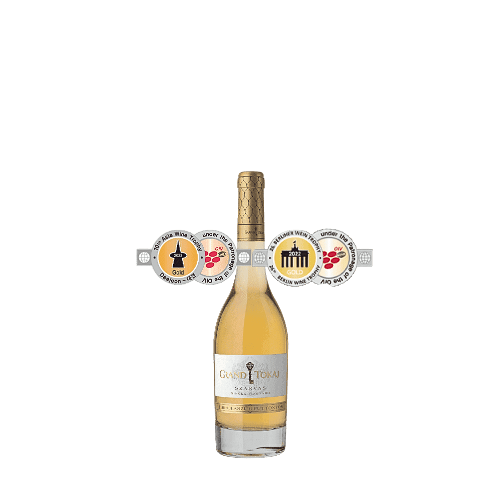 Eine Flasche Grand Tokaj Tokaji Szarvas Aszú 2013 mit goldenem Verschluss und verziertem Etikett. Am Hals sind Goldmedaillen.