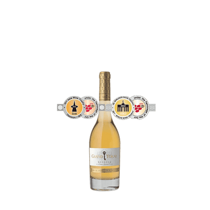 Eine Flasche Grand Tokaj Tokaji Szarvas Aszú 2013 mit goldenem Verschluss und verziertem Etikett. Am Hals sind Goldmedaillen.