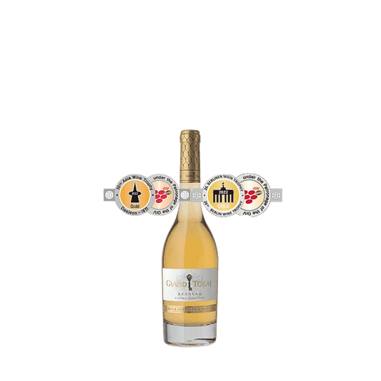 Eine Flasche Grand Tokaj Tokaji Szarvas Aszú 2013 mit goldenem Verschluss und verziertem Etikett. Am Hals sind Goldmedaillen.