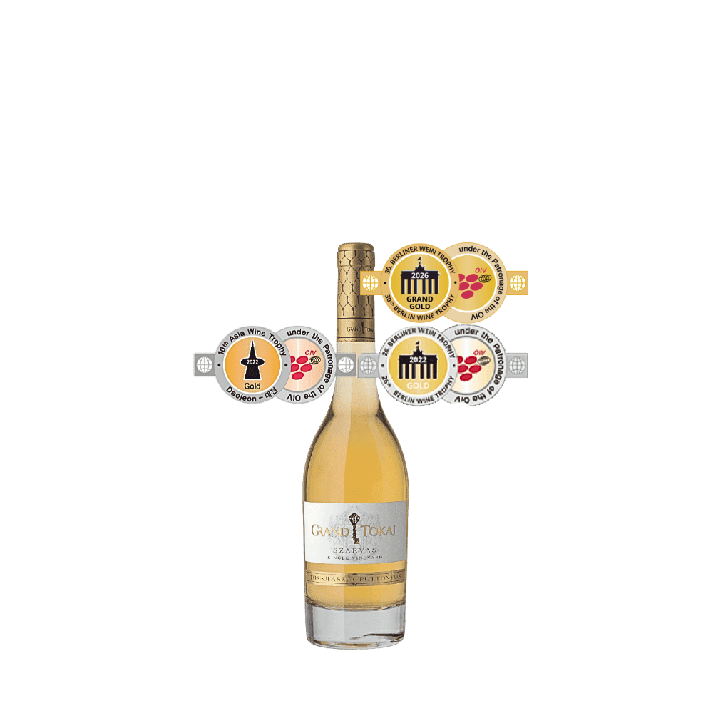 Flasche Grand Tokaj Szarvas Aszú mit mehreren Auszeichnungsetiketten für Grand Gold und Goldmedaillen