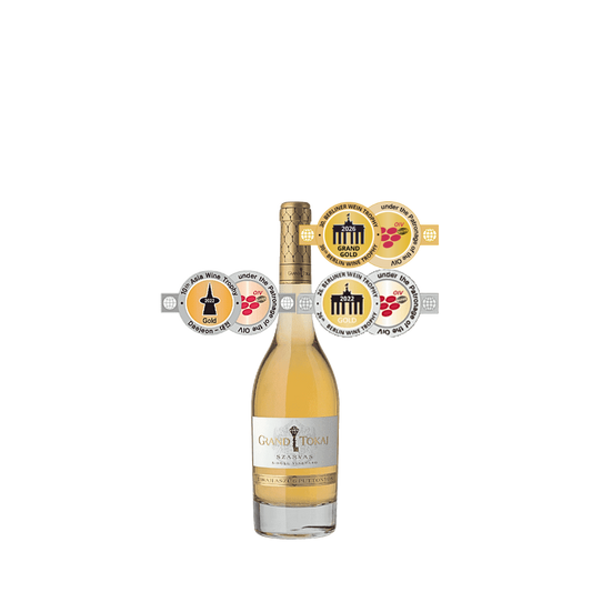 Flasche Grand Tokaj Szarvas Aszú mit mehreren Auszeichnungsetiketten für Grand Gold und Goldmedaillen