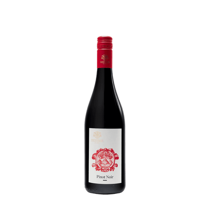 Dunkelrote Weinflasche mit rotem Schraubverschluss, weißem Etikett und rotem Wappen, Text 'Pinot Noir'