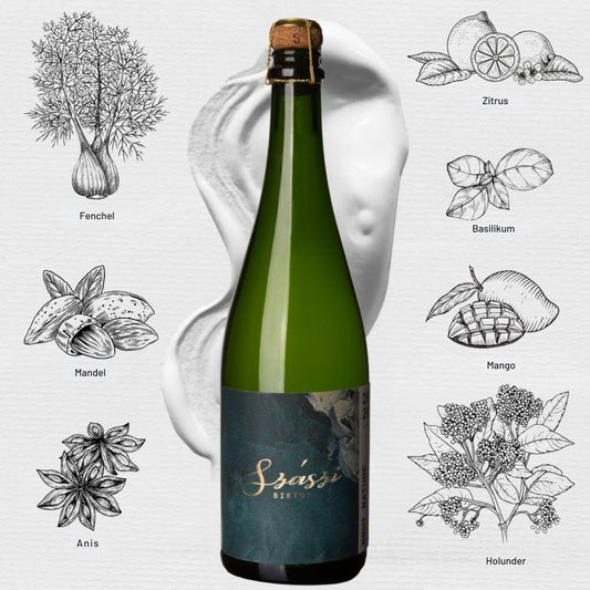 Grüne Flasche mit Korken und Etikett 'Szaszi' umgeben von schwarz-weißen Zeichnungen von Fenchel, Mandel, Anis, Zitrus, Basilikum, Mango und Holunder