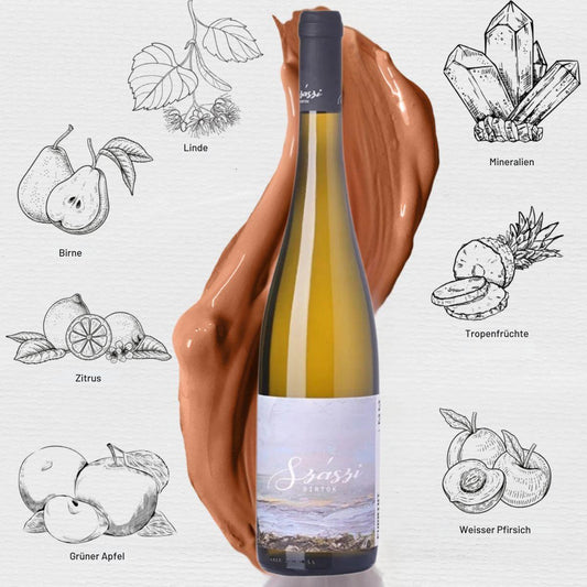 Weinflasche mit der Aufschrift 'Szaszi' vor braunem Farbklecks umgeben von schwarz-weißen Zeichnungen von Birne, Linde, Zitrus, Grüner Apfel, Mineralien, Tropenfrüchte und Weißer Pfirsich