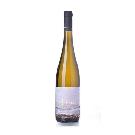 Schlanke Weinflasche mit schwarzem Verschluss und hellem Etikett mit Landschaftsbild und Schriftzug 'Szászi Birtok'.