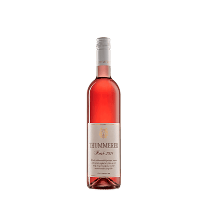Flasche Thummerer Rosé schlank, transparent, mit silbernem Schraubverschluss, Etikett mit goldener Schrift und Wappen.