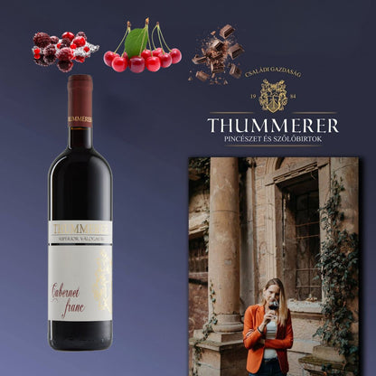Flasche Thummerer Cabernet Franc mit Geschmacknoten dunkle Beeren, schwarze Schoki, Sauerkirsch und Porträt einer Frau vor altem Steinportal