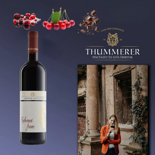 Flasche Thummerer Cabernet Franc mit Geschmacknoten dunkle Beeren, schwarze Schoki, Sauerkirsch und Porträt einer Frau vor altem Steinportal