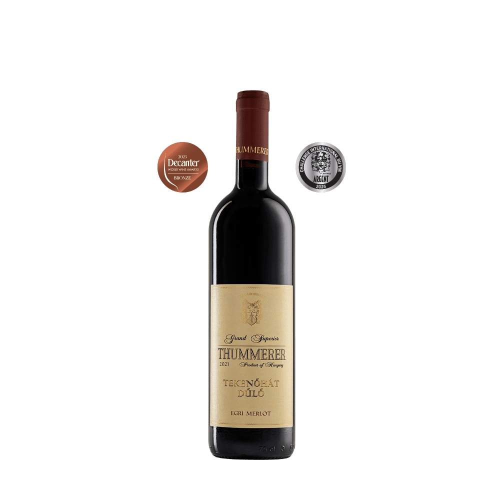 Eine Flasche Thummerer Tekenohát Merlot 2021 mit einem goldenen und einem silbernen Medaille, die an der Flasche hängen.