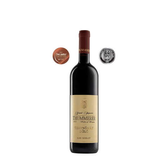 Eine Flasche Thummerer Tekenohát Merlot 2021 mit einem goldenen und einem silbernen Medaille, die an der Flasche hängen.