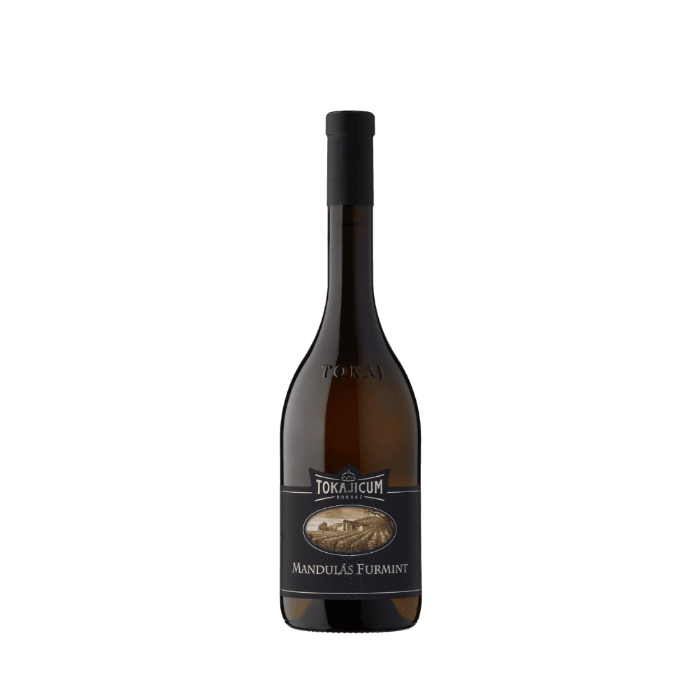 Eine Weinflasche mit dunkelbraunem Glas und schwarzem Etikett. Auf dem Etikett steht "TOKAJICUM BORHÁZ MANDULÁS FURMINT"