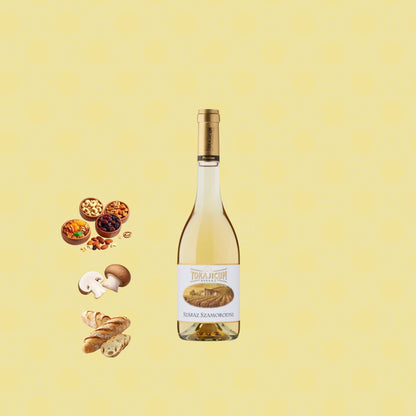 Flasche Tokajicum Száraz Szamorodni Weißwein mit kleinen Schalen Nüssen, Pilzen und Baguette auf hellem Hintergrund.