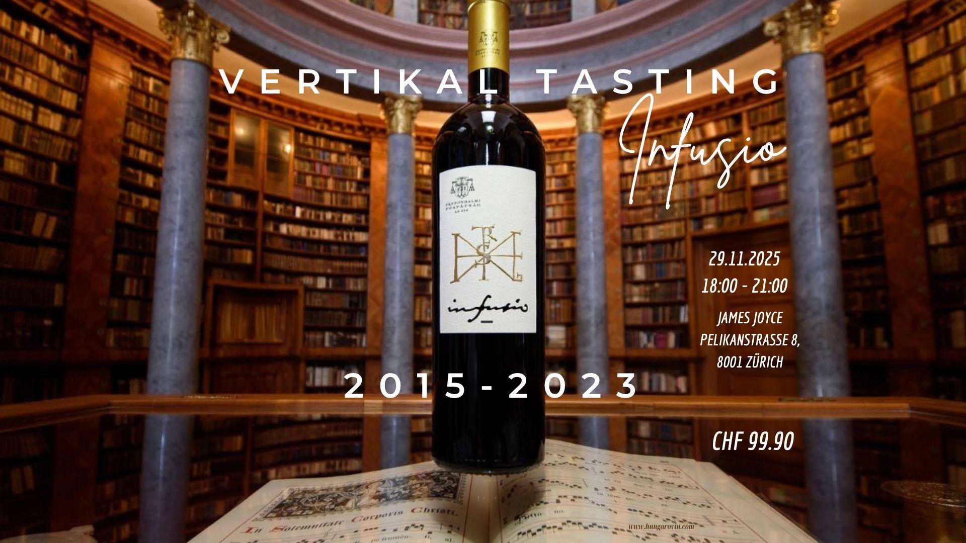 Weinflasche mit goldfarbenem Verschluss steht auf aufgeschlagenem Notenbuch in Bibliothek mit Säulen und Bücherregalen, Text zu Verkostung und Adresse in Zürich.