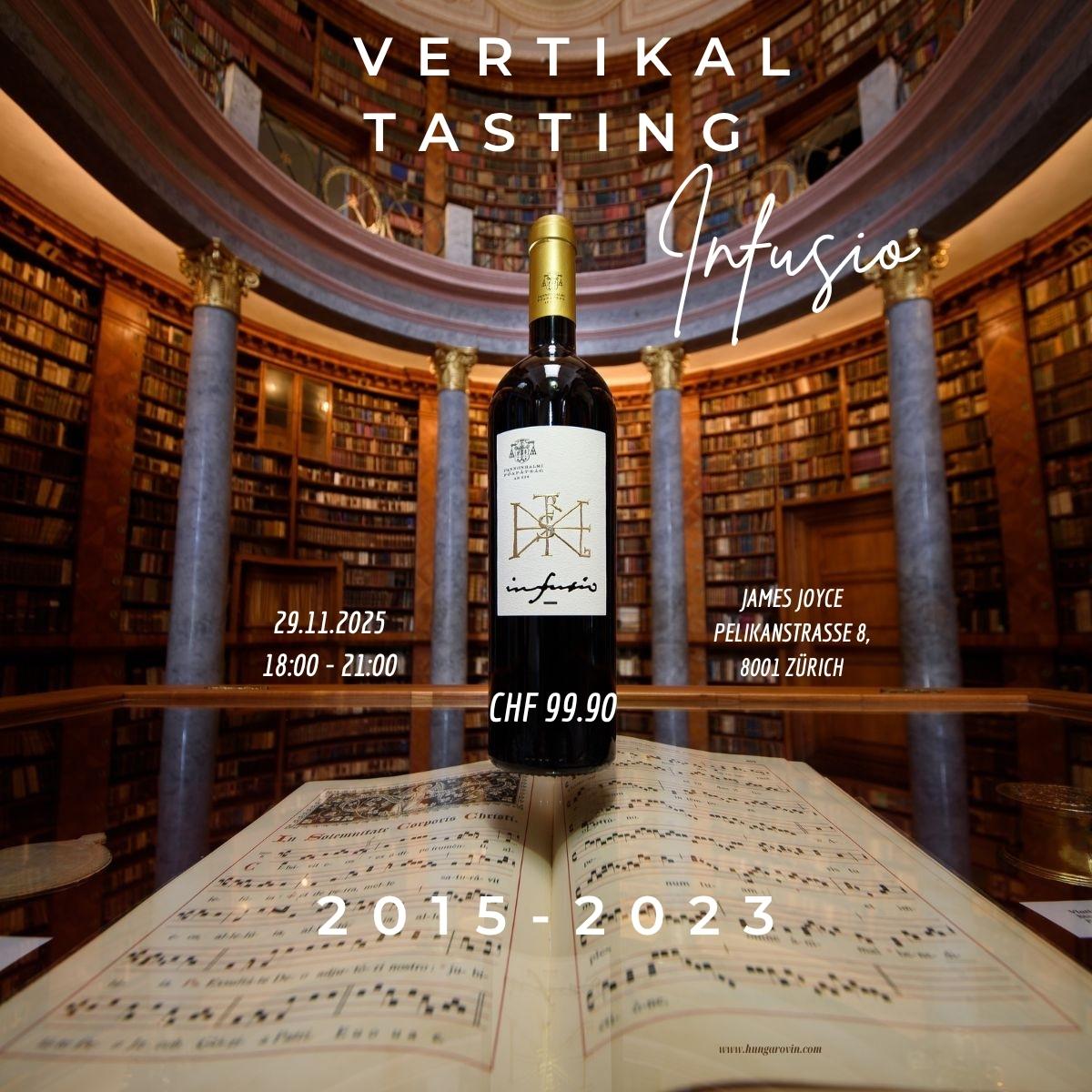 Weinflasche mit goldfarbenem Verschluss steht auf aufgeschlagenem Notenbuch in Bibliothek mit Säulen und Bücherregalen, Text zu Verkostung und Adresse in Zürich.