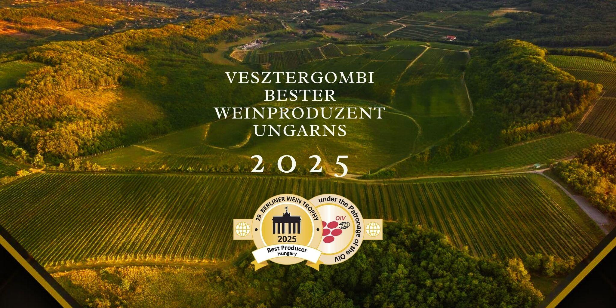 Luftaufnahme von Weinbergen mit Text 'Vesztergombi bester Weinproduzent Ungarns 2025' und Auszeichnungssiegel für besten Weinproduzenten 2025