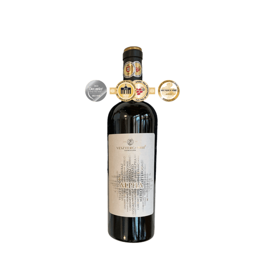 Flasche Vesztergombi Alpha Grand Rotwein mit Auszeichnungen: DWWA Silber 2023, Gold Berliner Wein Trophy & Mundus Vini 2022