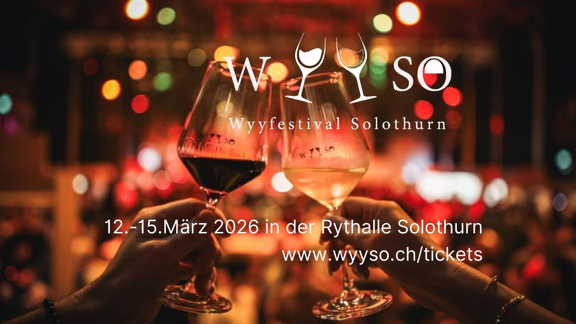 Zwei Hände halten Weingläser zum Anstossen vor unscharfem Hintergrund mit Lichtern und Menschen