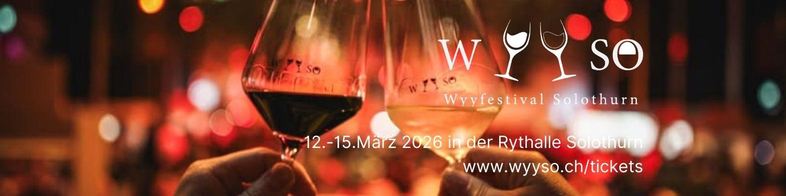 Zwei Hände halten Weingläser zum Anstossen vor unscharfem Hintergrund mit Lichtern und Menschen